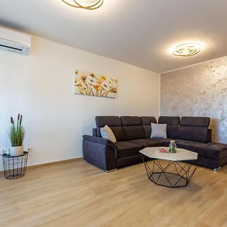 Apolon 2bdr With Balcony Apartman Zadar