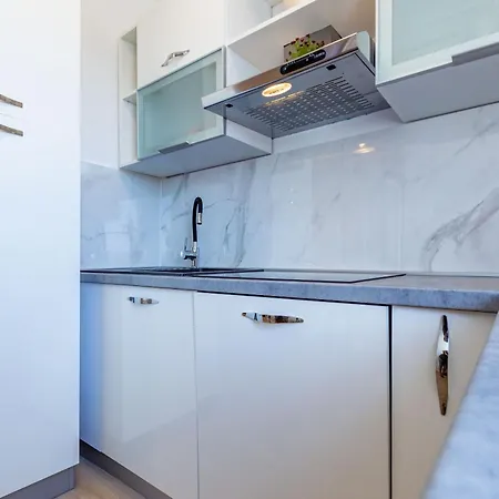 Apolon 2bdr With Balcony Apartman