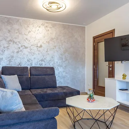 Apolon 2bdr With Balcony Apartman
