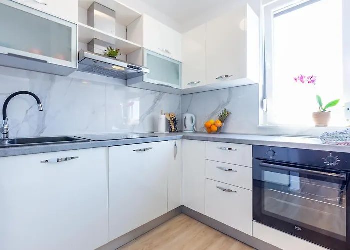 Apolon 2bdr With Balcony זאדאר