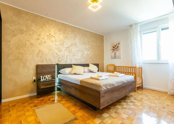 Apolon 2bdr With Balcony Zadar
