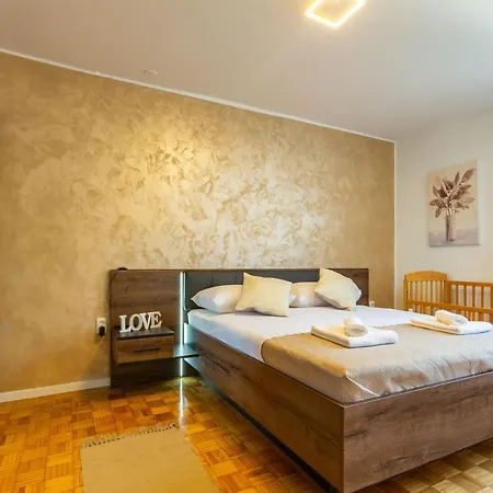 Apartment Apolon 2bdr With Balcony Zadar