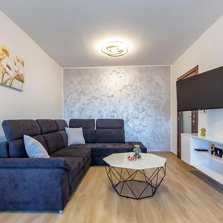 Apolon 2bdr With Balcony * Zára