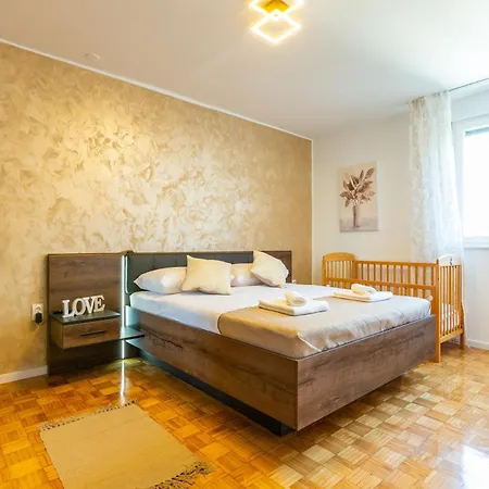 Apolon 2bdr With Balcony Zára