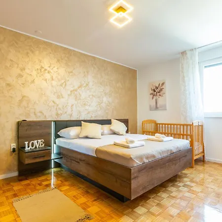 Apolon 2bdr With Balcony Apartment Zadar