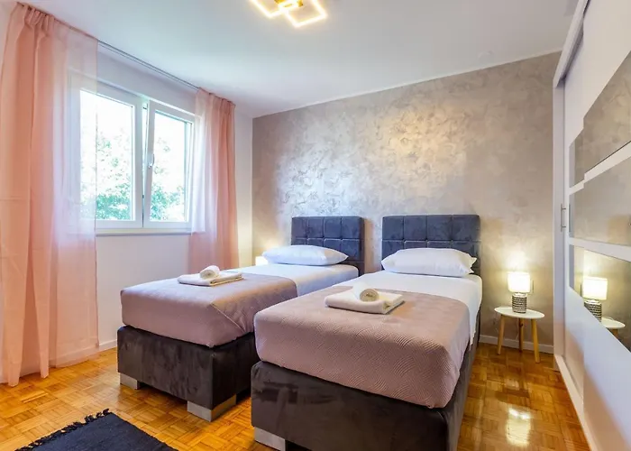 Apolon 2bdr With Balcony Apartman