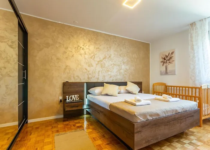 Apartman Apolon 2bdr With Balcony Zára