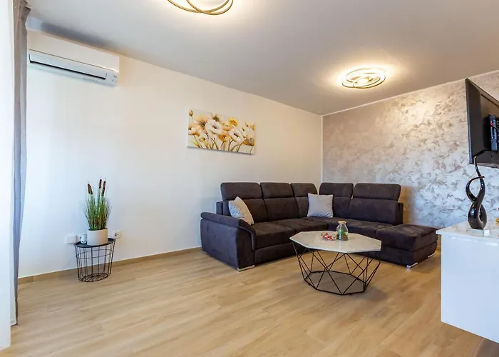 Apolon 2bdr With Balcony Apartman Zára