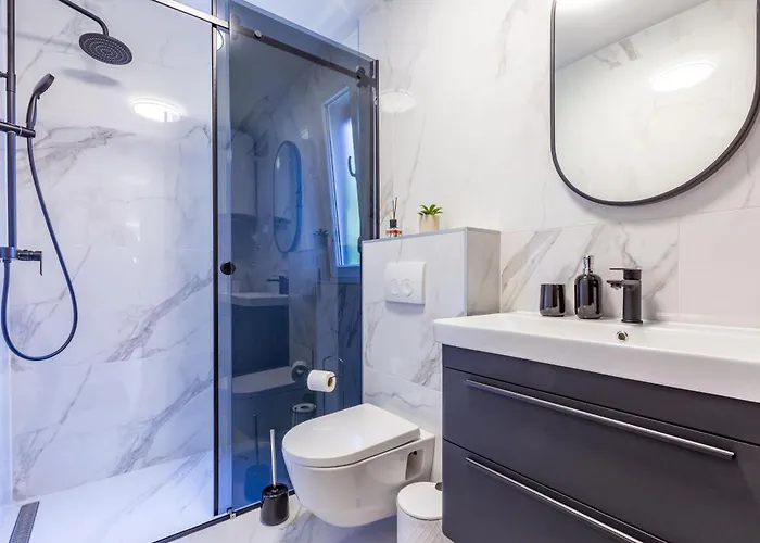 Apolon 2bdr With Balcony Apartman