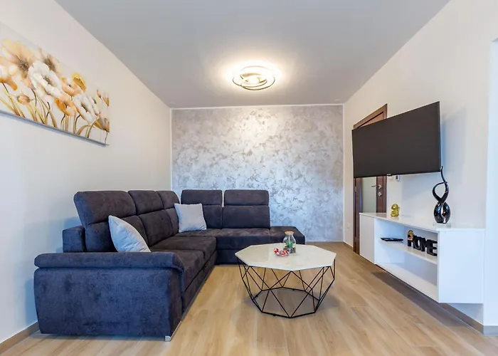 Apolon 2bdr With Balcony * Zára